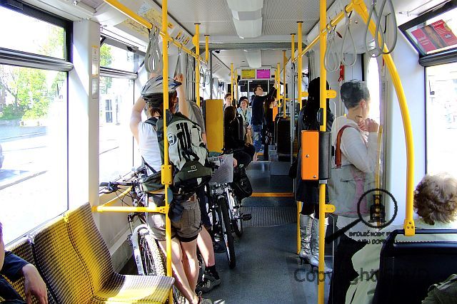 Cyklisté v drážďanské tramvaji.