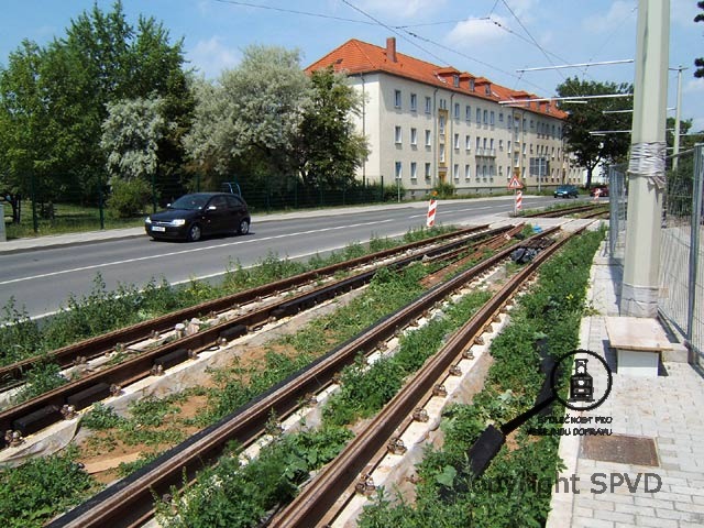 V létě 2006 byla trať ve Zwötzenu ještě značně rozestavěná. Na obrázku je však dobře vidět konstrukce kolejového lože, které dnes zakrývá travní kryt výrazně zlepšující vzhled a tlumení hluku. 