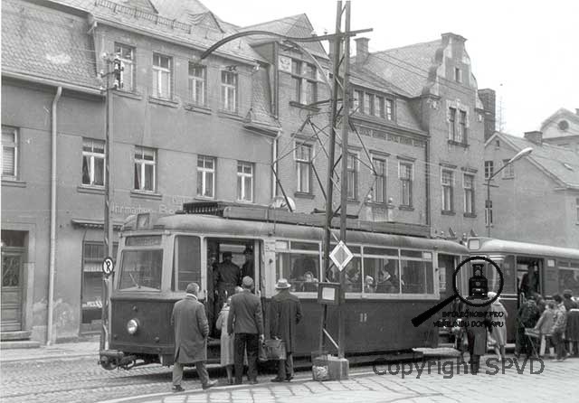 Tramvajový vůz Lowa v zastávce Kreuzstrasse na konci 50. let minulého století.