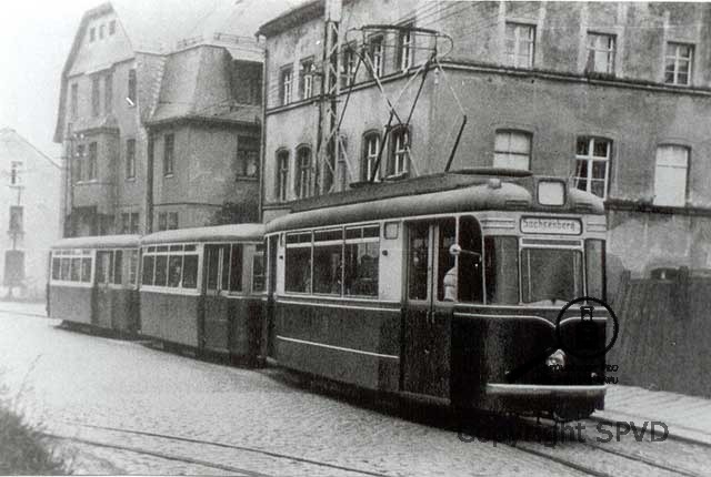 Tramvajový vlak v opouští zastávku a nákladiště Klingenthal Nord někdy na konci 50. let minulého století. 