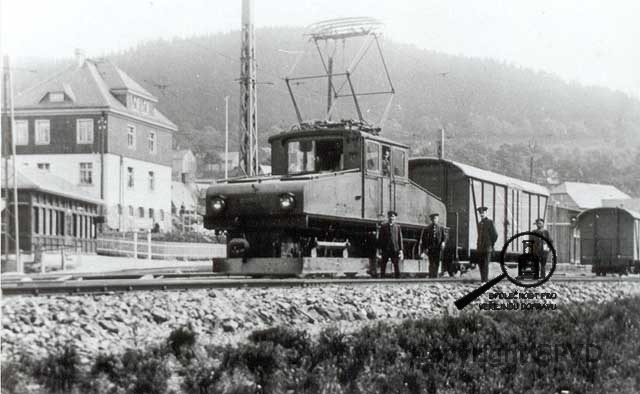 Elektrická lokomotiva malodráhy v koncovém nádraží Sachsenberg.