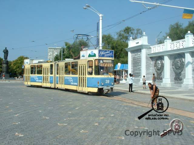 Vyhlídková tramvaj KT4 č.039 na centrálním Divadelním náměstí.