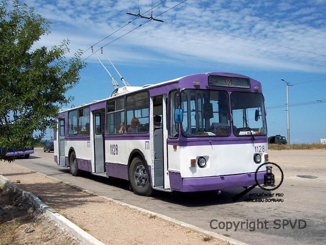 Odpočívající trolejbus ZIU sevastopolské linky č.18 na konečné u depa č.3.