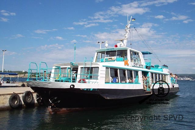 Přívozní loď Saturn pro 160 sedících cestujících v Knížecím přístavu ve městě Sevastopol.