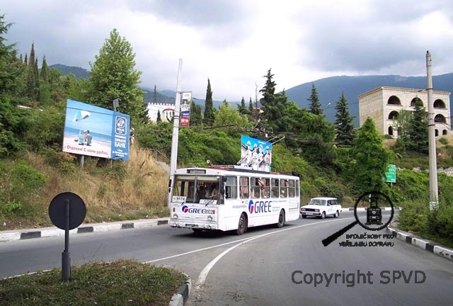 Dálkový trolejbus Škoda 14Tr vjíždí do cíle své cesty - letoviska Jalta.