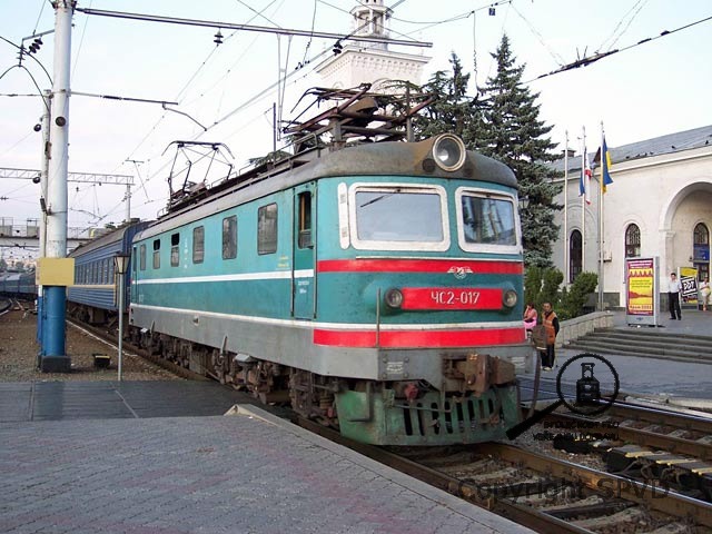 Šestinápravové lokomotivy ČS 2 dněpropetrovského depa běžně zajíždějí do Simferopolu v čele dvacetivozových dálkových expresů.